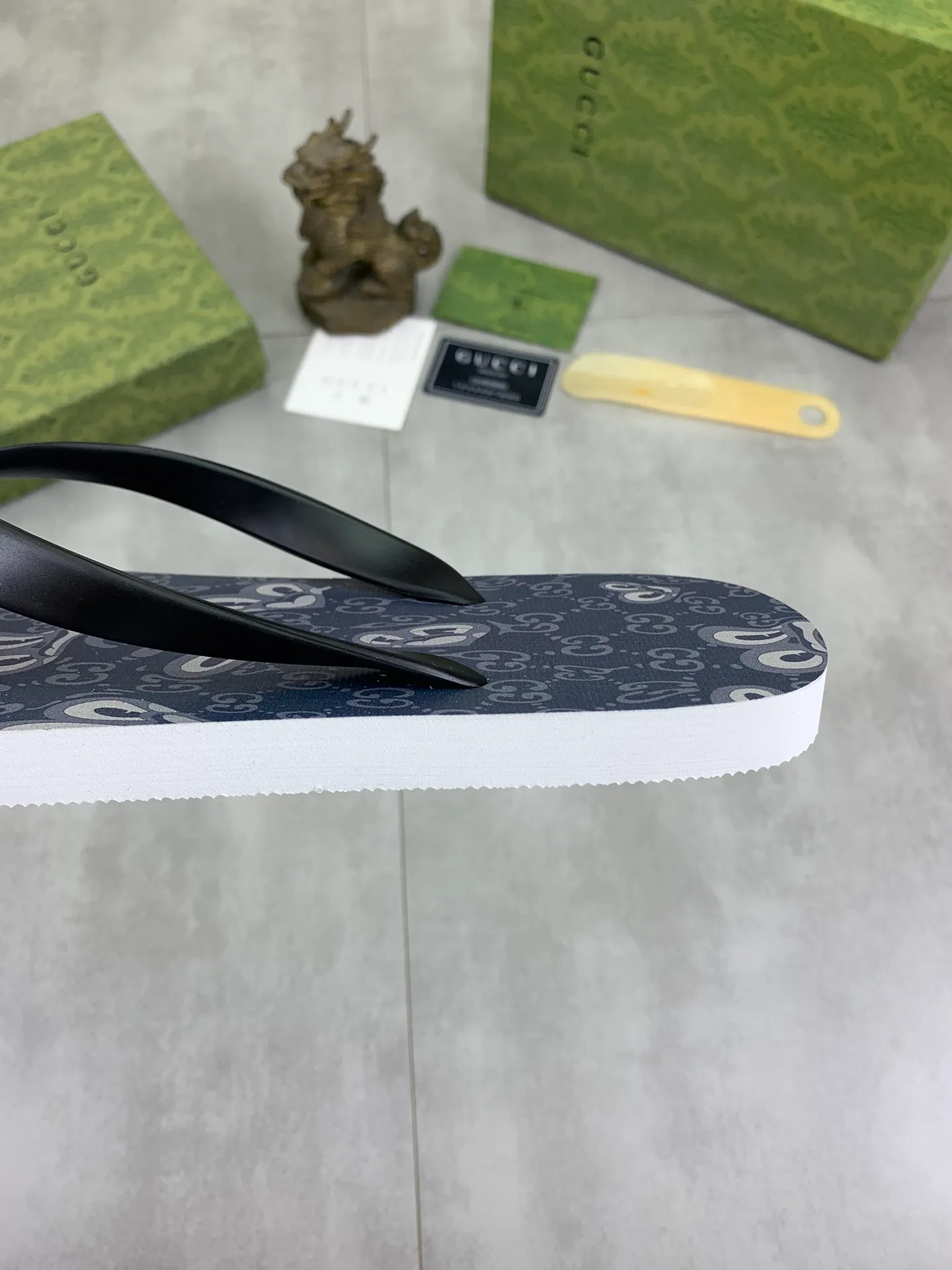 Men's men's shoes 💰P220💰【New style】🆘【GUCCI】Official website's popular Gucci adult couple 🧑‍🤝‍🧑 style, children's flip-flops are on sale at the counter simultaneously! Original fabric imported from Italy. Original bottom provided by the original factory. Size: Adult 36-45. Children’s size: 30-37. Multiple colors available.